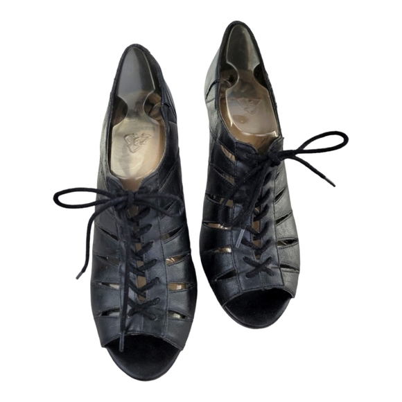 FERGALICIOUS Women's "ROXIE" Block Heel Lace Up Shoe - Picture 1 of 14